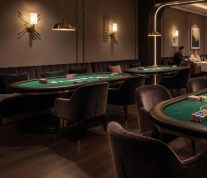 Hangulatos offline poker lounge terített poker asztalakkal a Dinner Place-ben